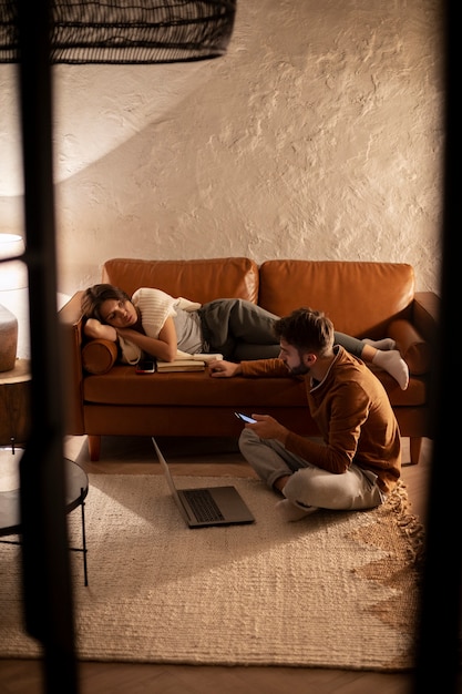 Foto lavorare da casa in una postazione di lavoro ergonomica