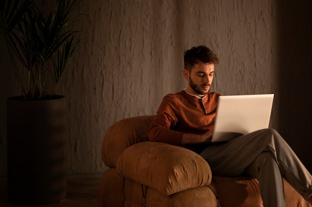 Foto lavorare da casa in una postazione di lavoro ergonomica