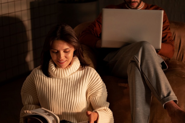 Foto lavorare da casa in una postazione di lavoro ergonomica