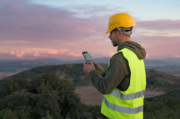 Photo working man directs a drone at sunset