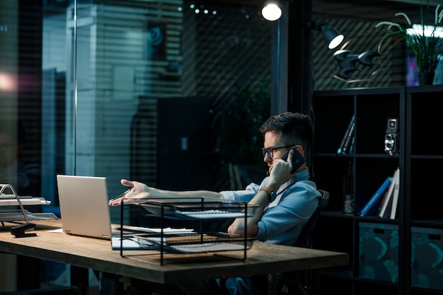 Lavoratore che parla sul telefono