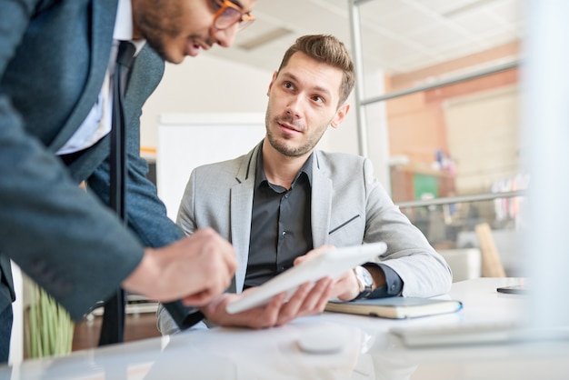 Riunione di lavoro presso l'ufficio moderno