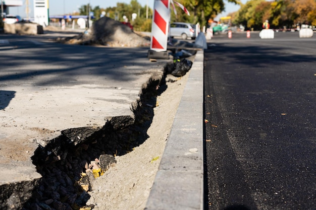 新しいアスファルトを敷いて新しい街路に取り組む