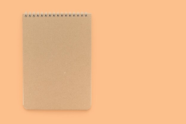 Foto notebook di lavoro per le note su uno sfondo beige posto per il testo