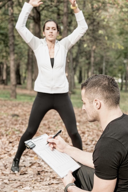 Foto allenarsi con un personal trainer