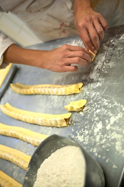 Foto lavorare in una pasticceria