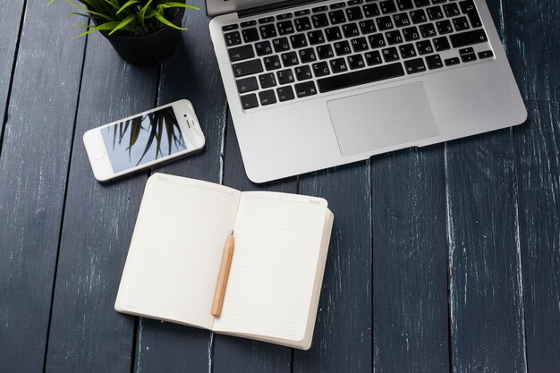 Photo working place wooden table