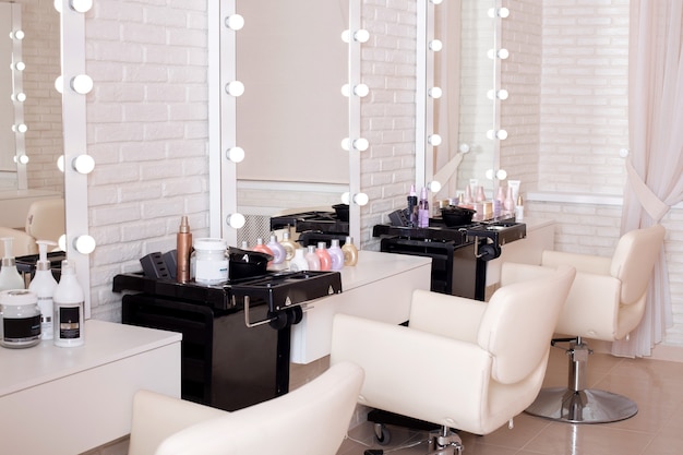 Фото Рабочие места мастеров в парикмахерском салоне красоты. современный дизайн и интерьер.