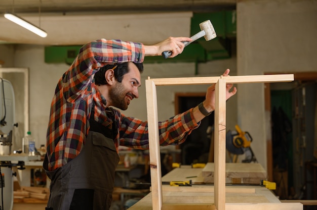 Working process in the carpentry workshop