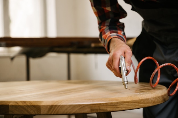 Processo di lavorazione nel laboratorio di falegnameria