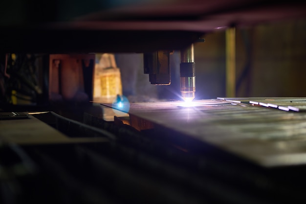Photo working process of metal-cutting laser