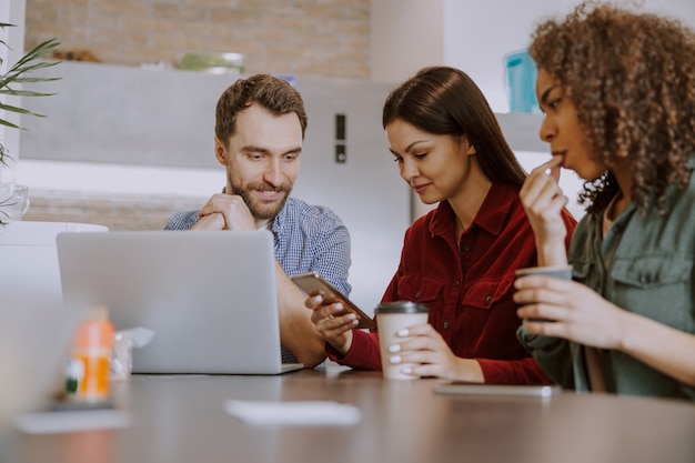 Processo di lavoro in un ufficio moderno