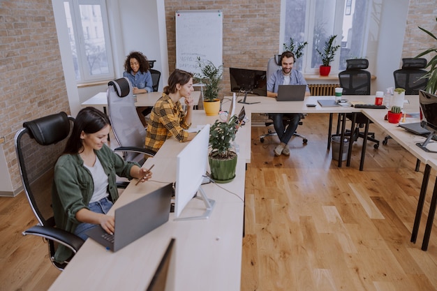 Foto processo di lavoro in un ufficio moderno