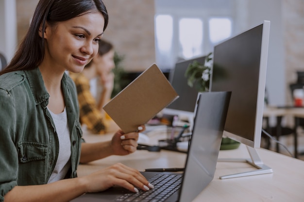 Processo di lavoro in un ufficio moderno