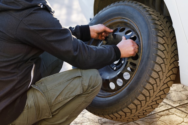 Working process of removing the wheel from the car