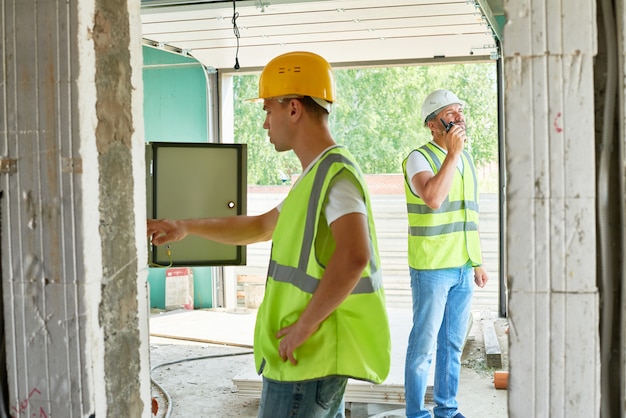 Processo di lavorazione presso un edificio incompiuto