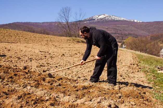 Photo working on a soil at mountaing village