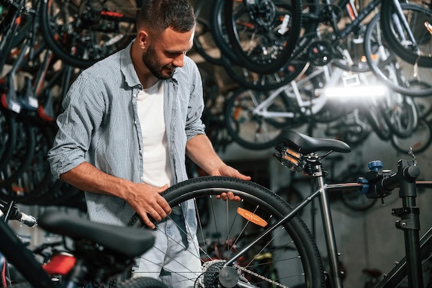 自転車店の修理職員