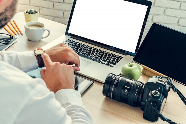 Tavolo di lavoro di una fine del fotografo su