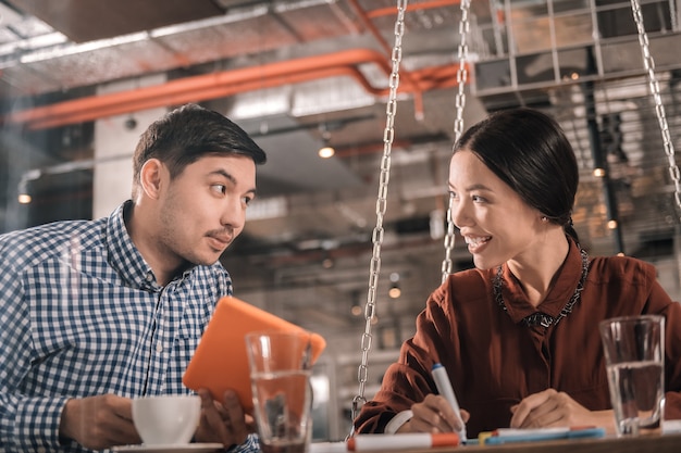 Lavorare insieme. coppia di imprenditori promettenti intelligenti che si sentono bene mentre lavorano insieme