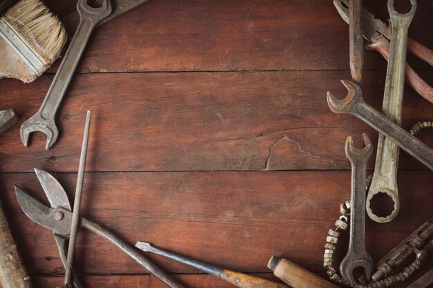 Foto strumento di lavoro sullo sfondo di legno scuro. concetto di festa del papà