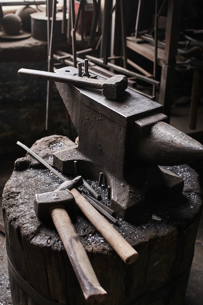 Кузнечный рабочий инструмент, состоящий из наковальни и молотка