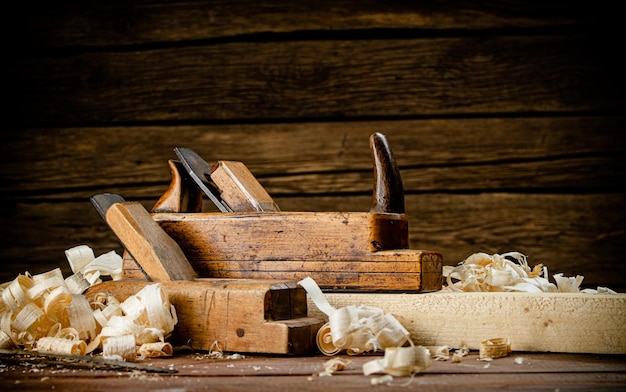 Working tool Planer with wooden shavings