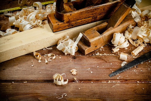 Working tool Planer with wooden shavings