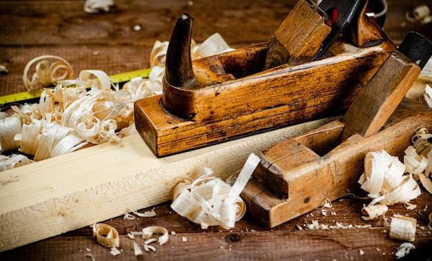 Working tool Planer with wooden shavings