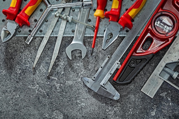 Foto strumenti di lavoro impostati su sfondo scuro