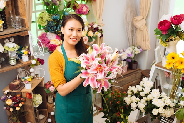 花を使って作業する