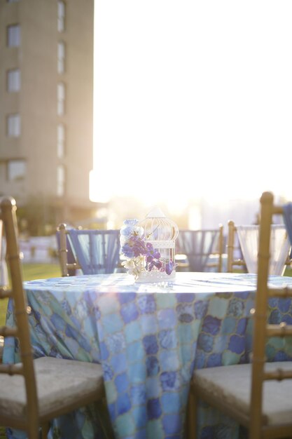 Foto lavorare con un talentuoso team di creativi su uno shooting in stile matrimonio. 'messa a fuoco selettiva,