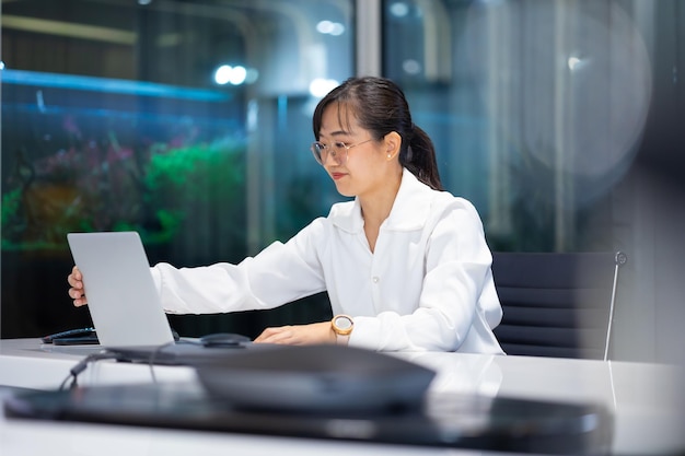 일하는 여성 사업가 여성 중간 사무실 작업 공간에서 노트북 컴퓨터에서 바게 일하는 매력적인 아름다운 아시아 사업가 여성 가정 사무실에서 일