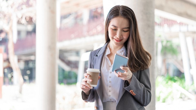 Concetto di donna lavoratrice una giovane manager femminile che partecipa alla videoconferenza e tiene in mano una tazza di caffè.