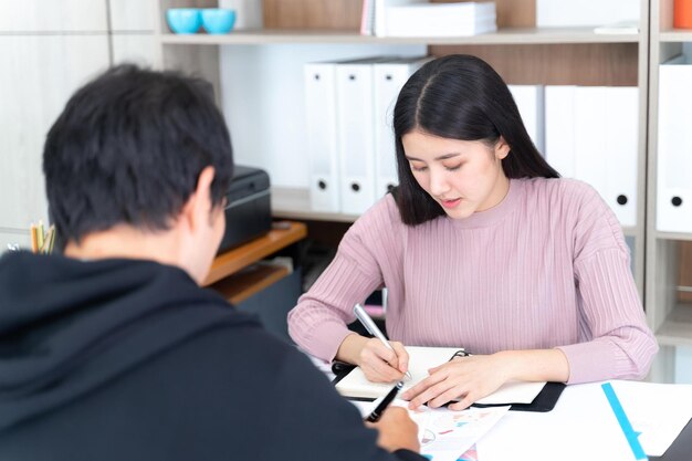 Photo working woman has meeting with young man at the office