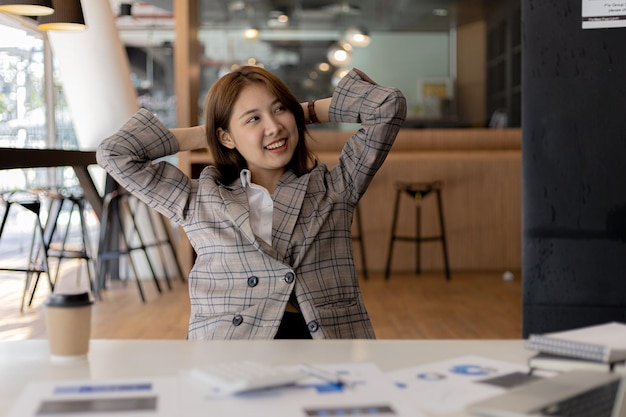 일하는 여성, 사무실에서 일하는 여성, 그녀는 오랜 시간 열심히 일한 후 휴식을 취하고 있으며, 피로와 스트레스를 일으키며 휴식을 취하고 있습니다. 그녀는 사무실 증후군을 앓고 있습니다. 힘든 작업 개념입니다.