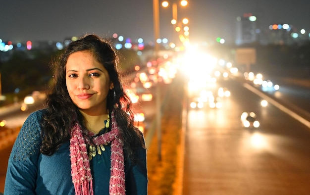 Photo working women after office enjoying night life of millennium city gurgaon india