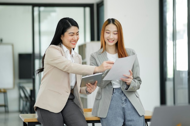 写真 働く女性は仕事について議論し,新しいビジネスプランを計画し,同僚とアイデアを交換しています.