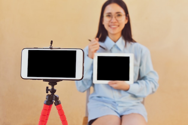 Le donne che lavorano stanno formando follower del club di blogger in streaming online, gli insegnanti di libri online insegnano trasmettendo in diretta.