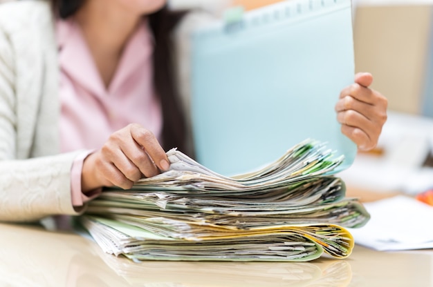 Работающие женщины ищут файлы на своем столе