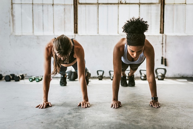 Lezione di gruppo di allenamento in palestra