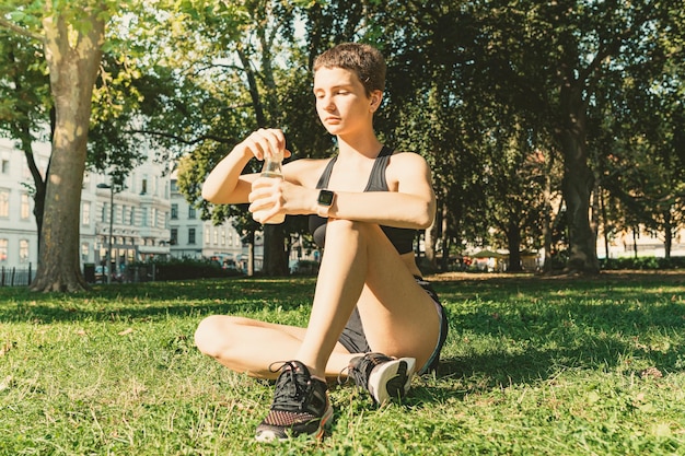 Workout stretching sporten aan de kust in de zomer in het park