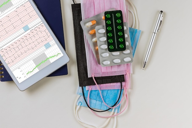 患者の心臓レポート分析用の医療テーブルを備えた心電図チャートを持つ職場の医師