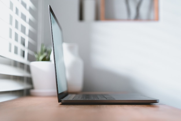 Posto di lavoro vicino alla finestra con laptop e computer. copia spazio