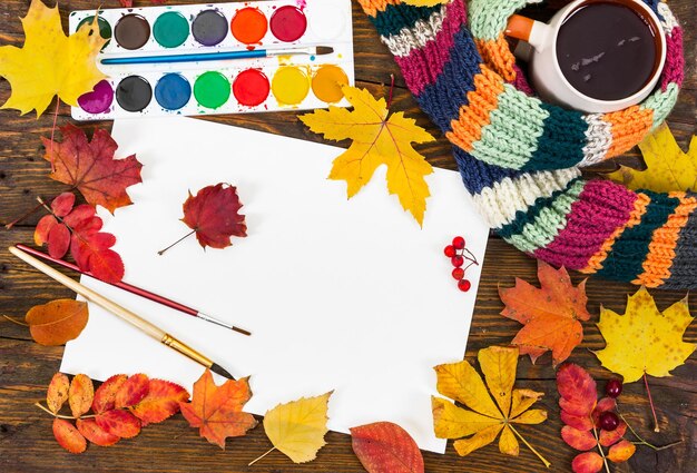 写真 アーティストの職場紙の絵の具のシートブラシと紅葉秋のコンセプト上面図