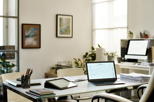 写真 現代のオフィスのテーブルにコンピューターとタブレットpcを置いたマネージャーの職場