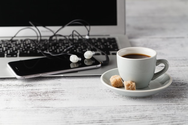 Posto di lavoro con poliziotto del caffè