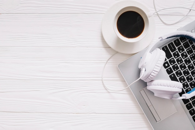 Foto posto di lavoro con caffè