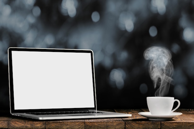 Un posto di lavoro con laptop e caffè