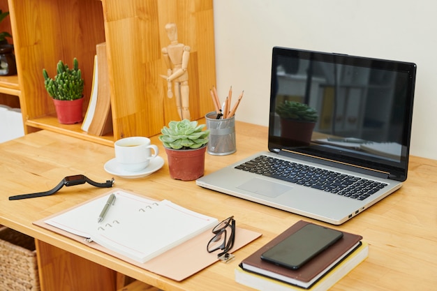 Posto di lavoro con laptop in ufficio